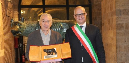 Il sindaco di Roma Gualtieri consegna a Robert De Niro la Lupa Capitolina