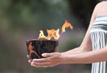 Milano-Cortina 2026, Stefania Belmondo e Armin Zoeggeler all’accensione della fiamma a Olimpia