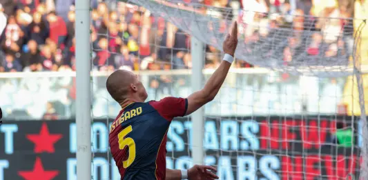 Gol, errori e ribaltoni: tra Cagliari e Genoa succede di tutto, è 3-3