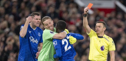 Everton’s Gueye argues with his teammate and is sent off