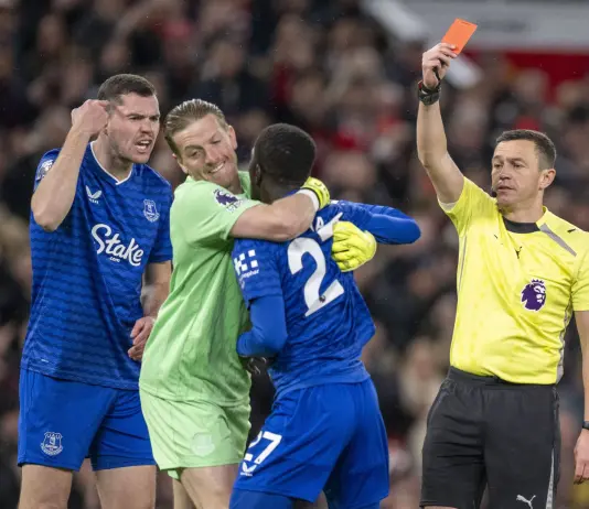 Everton’s Gueye argues with his teammate and is sent off