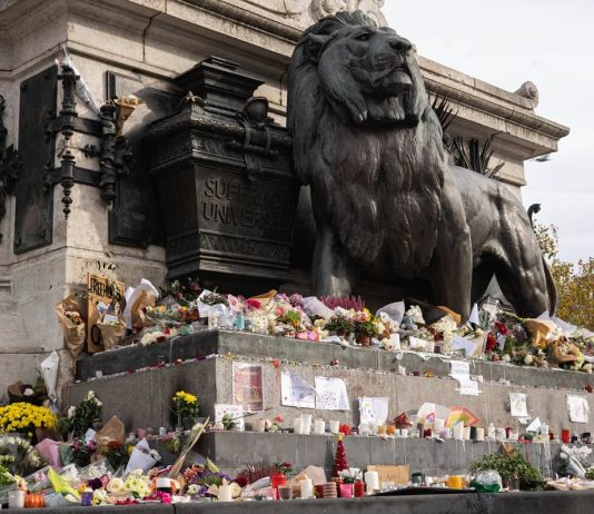 La Francia ricorda le sue vittime degli attentati dell’Isis del 2015