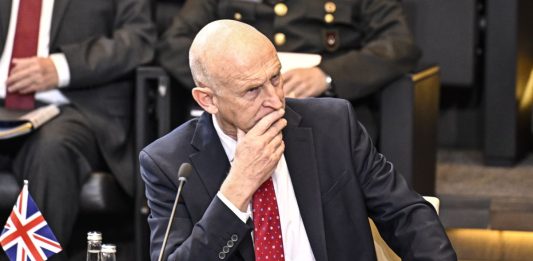 Nave russa Yantar al largo delle acque della Scozia, il ministro della Difesa britannico lancia l’allarme