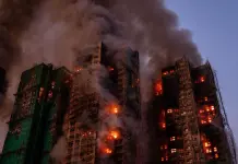 Maxi incendio in un complesso residenziale a Hong Kong, almeno 13 morti