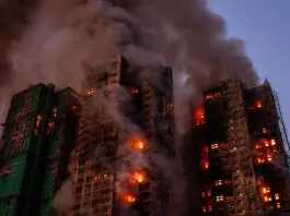 Maxi incendio in un complesso residenziale a Hong Kong, salgono a 36 i morti