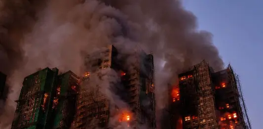 Maxi incendio in un complesso residenziale a Hong Kong, almeno 13 morti