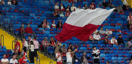 مالطا: اعتقال ثلاثة مشجعين بولنديين بعد فوضى على متن رحلة جوية