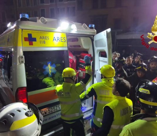 Roma, crolla una parte della Torre dei Conti: morto l’operaio estratto dalle macerie. Annullato il sorvolo delle Frecce Tricolori / Video