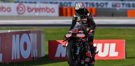 MotoGP, Bezzecchi vince il Gp di Valencia. Sul podio Fernandez e Di Giannantonio