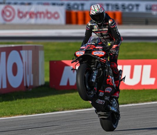 MotoGP, Bezzecchi vince il Gp di Valencia. Sul podio Fernandez e Di Giannantonio
