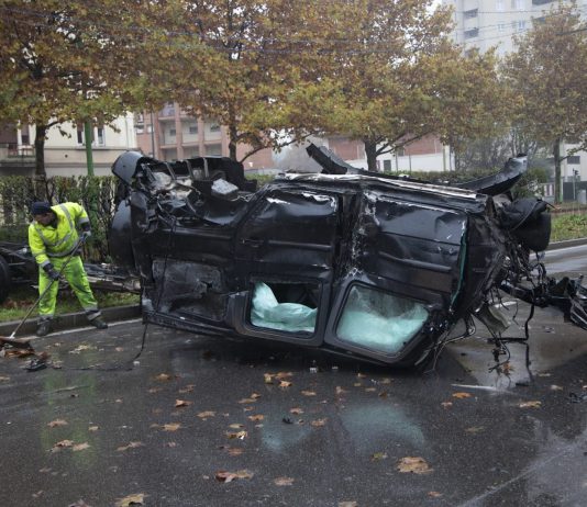 Schianto tra due auto a Milano, due feriti gravi