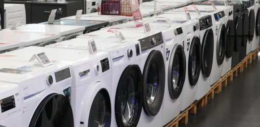 A luglio le vendite al dettaglio risultano in calo dello 0,4%, +0,8% su base annua