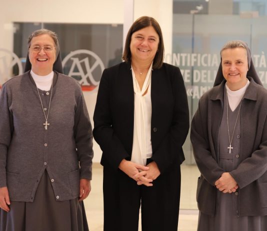 Inaugurato il nuovo anno “Auxilium”, Beccalli “Educare con l’IA. Tra ambivalenze e responsabilità”