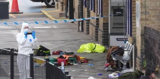 Accoltellamento sul treno in Inghilterra, dimessi quattro feriti. Altri due restano gravi. Meloni “Sconcerto per quanto accaduto”