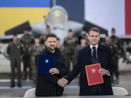 زيلينسكي وماكرون يوقعان اتفاقية لتزويد كييف بعدد 100 طائرة مقاتلة