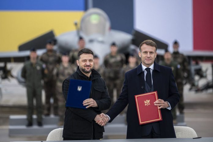 Francia, il presidente Macron accoglie il presidente ucraino Zelensky all'aeroporto militare di Villacoublay