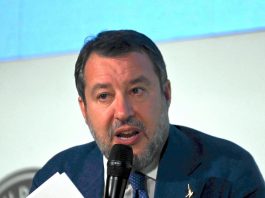Manifesto “Il Quarto Reich” con i volti di Meloni e Salvini, il vicepremier “Questo è il livello di chi critica il Governo”