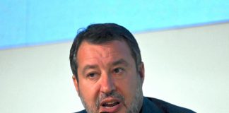 Manifesto “Il Quarto Reich” con i volti di Meloni e Salvini, il vicepremier “Questo è il livello di chi critica il Governo”