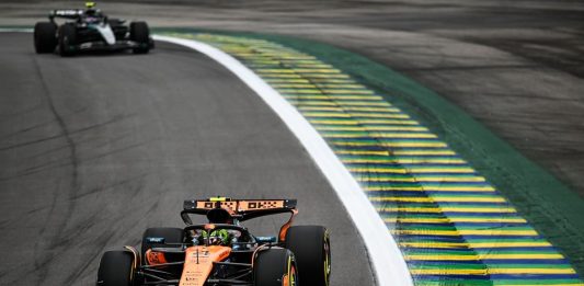 Norris vince la sprint in Brasile davanti ad Antonelli, Piastri va a muro. Leclerc 5° e Hamilton 7°