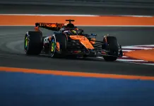 Piastri vince la sprint race del Gp del Qatar, notte fonda Ferrari