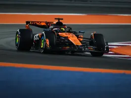 Piastri vince la sprint race del Gp del Qatar, notte fonda Ferrari