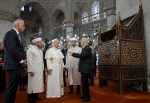 Papa Leone XIV in visita alla Moschea Blu di Istanbul