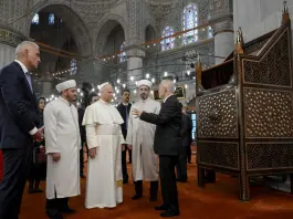 Papa Leone XIV in visita alla Moschea Blu di Istanbul