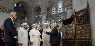 Papa Leone XIV in visita alla Moschea Blu di Istanbul