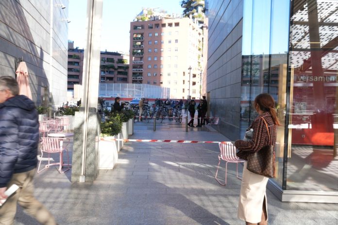 Milano, Donna accoltellata in piazza Gae Aulenti, in gravi condizioni