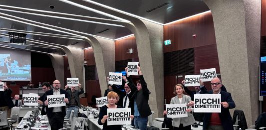 Cartelli ‘Picchi dimettiti’ in consiglio regionale, Majorino “Fontana sotto ricatto di FdI”