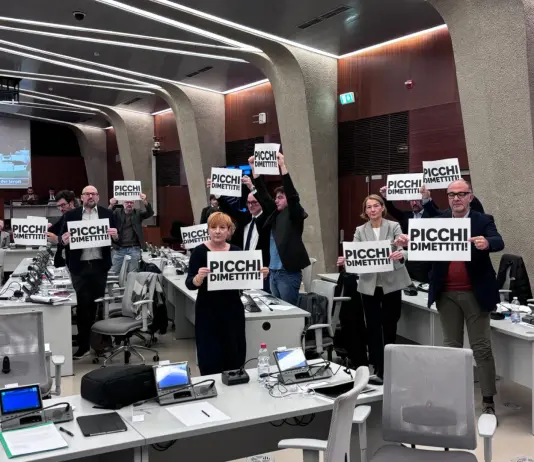 Cartelli ‘Picchi dimettiti’ in consiglio regionale, Majorino “Fontana sotto ricatto di FdI”