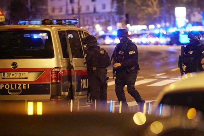 Attacco terroristico a Vienna, sparatoria in centro: 4 morti e 17 feriti.