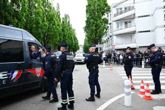 Nantes, uno studente armato di coltello attacca quattro dei suoi compagni di classe prima di essere fermato