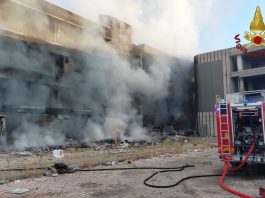Incendio alla periferia di Roma in un edificio occupato. Un ferito in codice rosso, si è lanciato dai piani alti per sfuggire alle fiamme