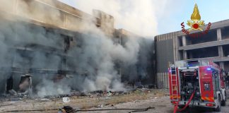 Incendio alla periferia di Roma in un edificio occupato. Un ferito in codice rosso, si è lanciato dai piani alti per sfuggire alle fiamme