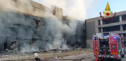 Incendio alla periferia di Roma in un edificio occupato. Un ferito in codice rosso, si è lanciato dai piani alti per sfuggire alle fiamme