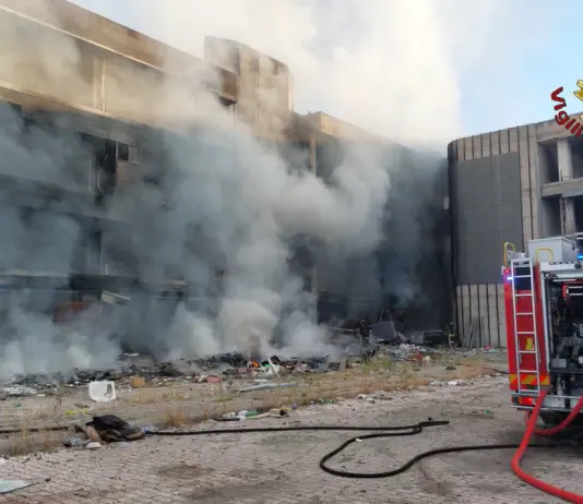 Incendio alla periferia di Roma in un edificio occupato. Un ferito in codice rosso, si è lanciato dai piani alti per sfuggire alle fiamme