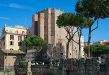 Roma, crolla una parte della Torre dei Conti