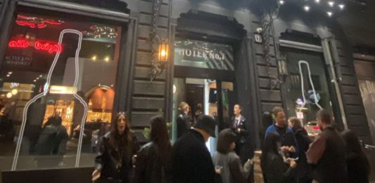 Milano, Polizia locale sospende un evento non autorizzato in un hotel del centro