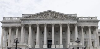 Epsteingate, le sopravvissute davanti al Campidoglio prima del voto