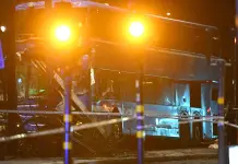 Autobus si schianta contro una pensilina in pieno centro a Stoccolma, diversi morti e feriti