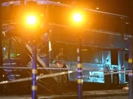 Autobus si schianta contro una pensilina in pieno centro a Stoccolma, ci sono morti e feriti