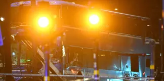 Autobus si schianta contro una pensilina in pieno centro a Stoccolma, ci sono morti e feriti