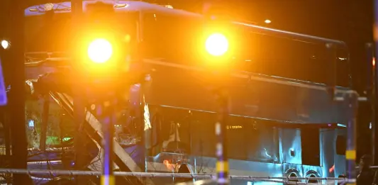 Autobus si schianta contro una pensilina in pieno centro a Stoccolma, ci sono morti e feriti