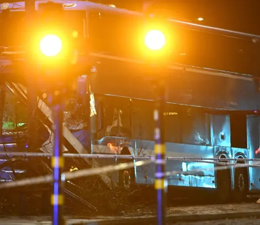 Autobus si schianta contro una pensilina in pieno centro a Stoccolma, diversi morti e feriti