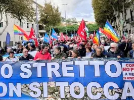 Corteo “No Ponte” a Messina, “Stop a devastazione e spreco risorse”. Schlein “Progetto sbagliato e dannoso”