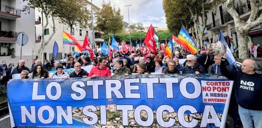 Corteo “No Ponte” a Messina, “Stop a devastazione e spreco risorse”. Schlein “Progetto sbagliato e dannoso”