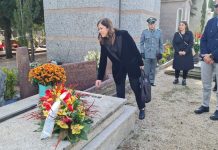 Todde depone una corona di fiori sulla tomba dell’ex presidente sardo Melis