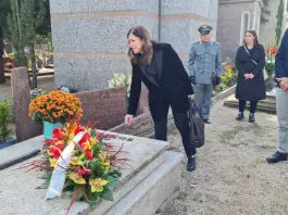 Todde depone una corona di fiori sulla tomba dell’ex presidente sardo Melis