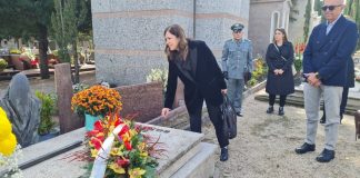 Todde depone una corona di fiori sulla tomba dell’ex presidente sardo Melis